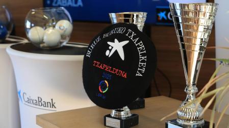 La txapela y el trofeo que acreditan al ganador del Manomanista