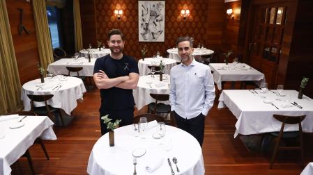 Leandro Gil y Carlos Zoco, en el comedor de Zurita Barra y Mantel, el restaurante del Hotel La Perla