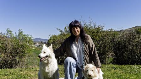 La adiestradora Laura Salvador junto a ‘Mai’ y ‘Nire’, sus compañeras de trabajo y de vida.