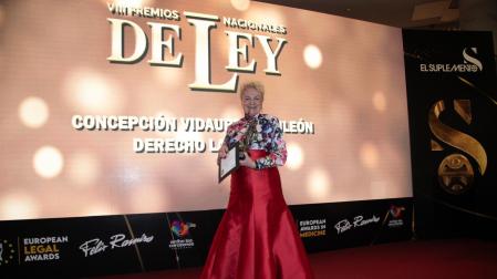 Concha Vidaurre, con el premio que le concedieron en Madrid