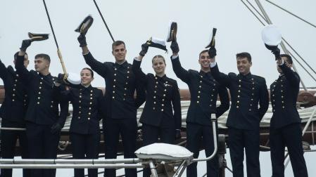 La princesa Leonor saluda junto a sus compañeros, al bordo de Elcano, a su llegada a Valparaíso