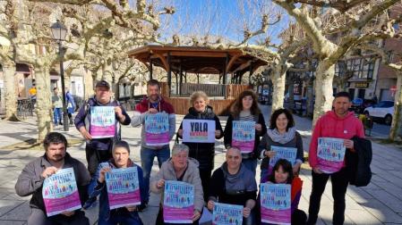 Organizadores y colaboradores del doble encuentro solidario en la plaza de Etxarri Aranatz.