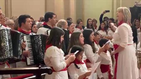 Voces joteras, en la misa de la escalera del 4 de abril