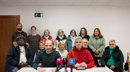 El presidente de la asociación de vecinos de Erripagaña, José Luis García, izquierda en primera fila, y el secretario, Alberto Errea, rodeados de vecinos.