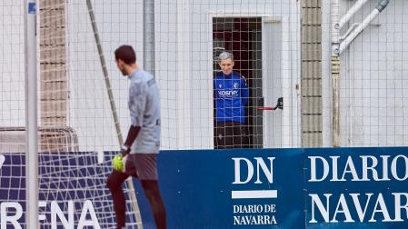 Bryan Zaragoza se asoma por la puerta que conduce al gimnasio para observar el entrenamiento de sus compañeros. j.p. urdíroz