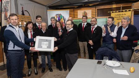 Jaime Castel-Ruiz -izda.- entrega el galardón al presidente de la Orden del Volatín Emilio Garrido