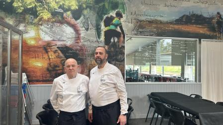 Rafael Pérez Arcos (izquierda)  y Juan Cruz Lizarraga, en la entrada a la cafetería del Camping Iratxe.