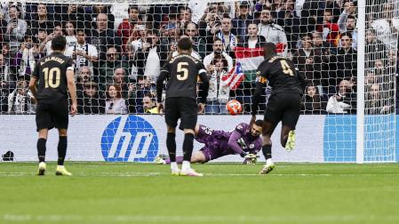 Momento en el que Mamardashvili detiene el penalti a Vinicius con 0-0 en el marcador /