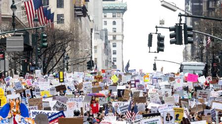 Miles de personas marchan por la Quinta Avenida durante una protesta contra el presidente estadounidense, Donald Trump, y las políticas de su administración