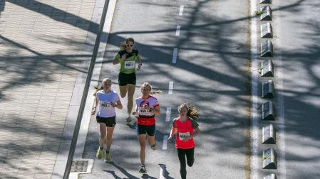 Participantes en la cita deportiva celebrada este domingo 6 de abril en la Taconera de Pamplona /