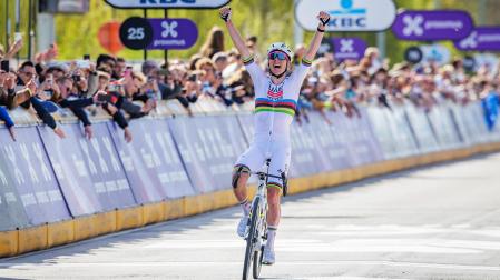 Tadej Pogacar levanta los brazos tras cruzar en solitario la meta del Tour de Flandes /