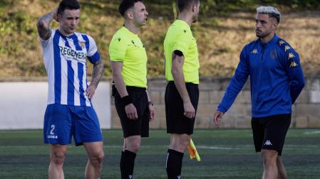 El capitán del Izarra, Eneko Martínez, preocupado tras el desenlace del partido, es consolado por Paulino Miguélez, de la S.D.Logroñés