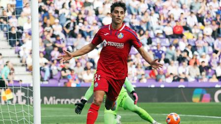 Terrats, autor de dos goles, celebra uno de ellos /