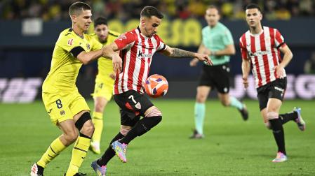Álex Berenguer trata de marcharse de Juan Carlos Foyth durante el encuentro /