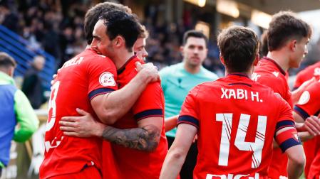 Asier Osambela y Toni Herrero, goleadores este domingo, se abrazan para celebrar uno de los tantos rojillos