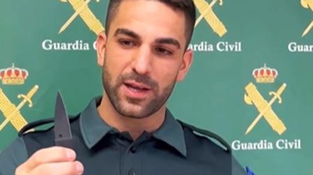 Un agente de la Guardia Civil sostiene la navaja oculta en una aparente tarjeta /
