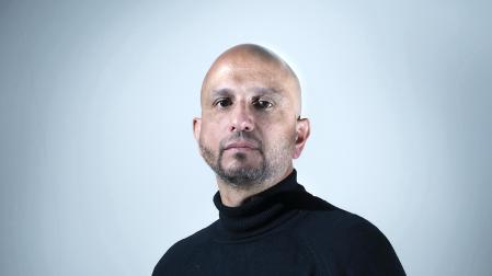 El escritor Jorge Carrión hablará hoy en Pamplona sobre IA y literatura.