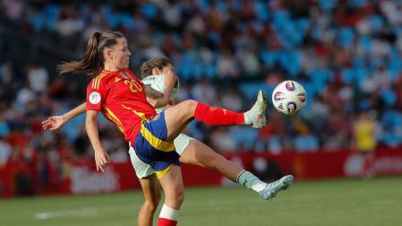 La española Claudia Pina pugna por un balón en el partido ante Portugal