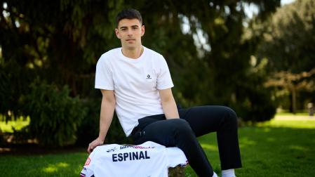 Iker Espinal muestra orgulloso su apellido en la camiseta oficial del Campeonato de Parejas de Francia