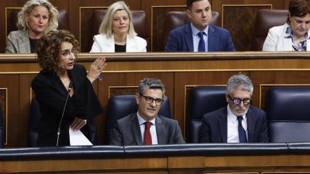María Jesús Montero en la bancada socialista durante la sesión de control al Gobierno este miércoles, 9 de abril /