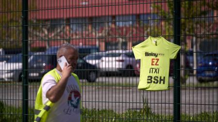Empleados de BSH durante la marcha de protesta de este miércoles, 9 de abril /