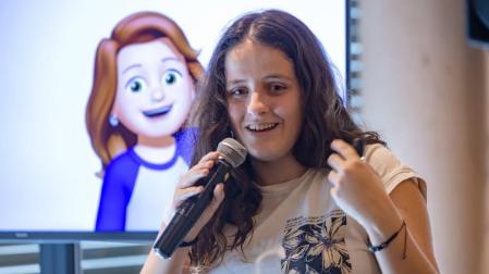 Clara González Freyre de Andrade (@claramore_) durante su presentación en el MUN