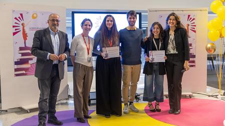 Los ganadores y organizadores de “La fiesta de los investigadores”. De izquierda a derecha, Ignacio López Goñi y Miriam Salcedo, de la UCC+I, los ganadores Carmen Callizo, Rodrigo Redondo y Elena Perugini, y Carmen Casado, colaboradora en la organización
