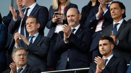El presidente de la RFEF, Rafael Louzán (centro.) junto al alcalde de Vigo, Abel Caballero (izda), este martes 8 de abril con motivo del España-Portugal femenino disputado en Balaídos /