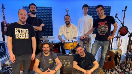 Sentados, desde la izquierda, Jose Monreal y Ahikar Azcona. De pie, desde la izquierda, David Lotero, Javi Aramendía, Iñaki Viñaras (Vita V), Jorge Figueroa y Aritz Sardina, en el ensayo que tuvieron el domingo