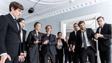 Fotograma del trailer de la película 'Un funeral de locos'