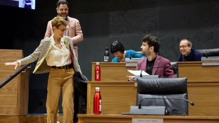 María Chivite conversa con Kevin Lucero, este jueves en el Parlamento