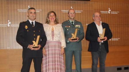La presidenta de Asvona, Elena Acaz, y los tres premiados en la última edición de los premios.