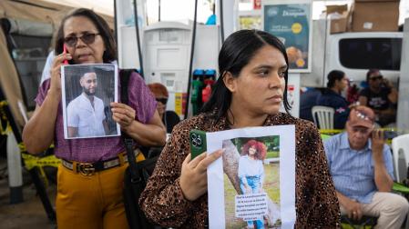 Mujeres esperan información sobre sus familiares a las afueras de la discoteca Jet Set