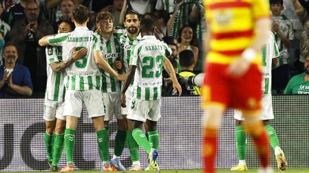 Los jugadores del Betis felicitan al canterano Jesús Rodríguez tras anotar el segundo gol contra el Jagiellonia polaco /