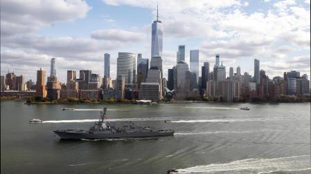 Imagen de archivo de un barco militar navegando por el río Hudson en Nueva York /