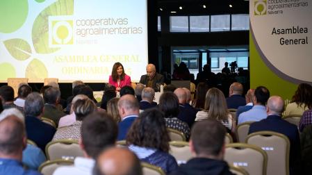 Esther Burgui, presidenta de UCAN, y José María Aierdi, consejero de Desarrollo Rural y Medio Ambiente del Gobierno de Navarra, durante la Asamblea General de UCAN celebrada este viernes