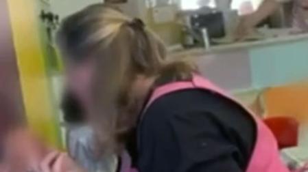 Momento en el que la trabajadora de la escuela infantil trata de alimentar a la fuerza a uno de los bebés
