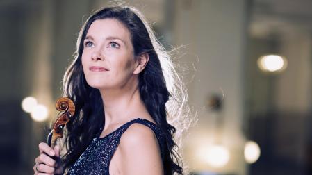 . La prestigiosa violinista holandesa Janine Jansen llega hoy a Baluarte junto al pianista ruso Denis Kozhukhin.