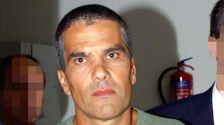 El exdirigente etarra Juan Carlos Iglesias Chouzas, 'Gadafi', a su llegada al aeropuerto de Barajas tras la entrega temporal realizada por Francia en el año 2003