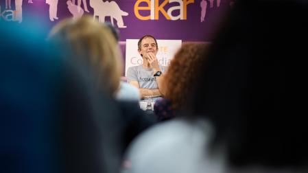 Jon Arretxe durante la presentación del libro en la librería Elkar de Pamplona