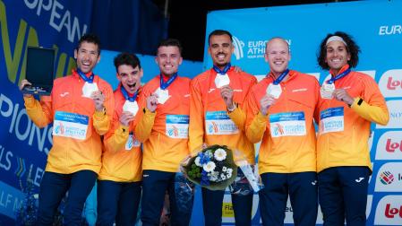 Nassim Hassaous, en el centro, con el resto de la selección española subcampeona de Europa