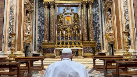 El papa se presentó por sorpresa este sábado en la basílica romana de Santa María la Mayor.