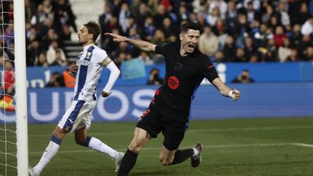 Robert Lewandowski celebra el gol en propia puerta de Jorge Sáenz
