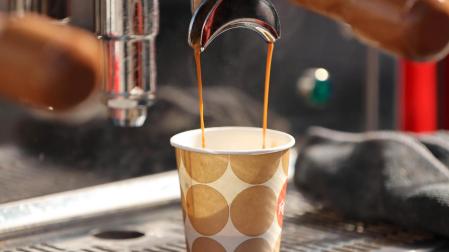 Foto de un café sirviéndose de la máquina