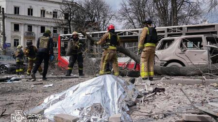 Una de las víctimas, cerca del autobús afectado por la explosión
