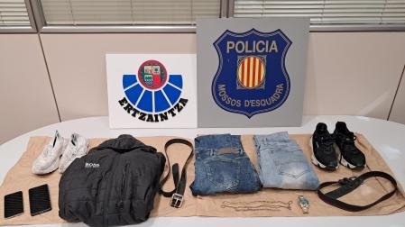 Material incautado en la investigación entre la Ertzaintza y los Mossos d'Escuadra por un asesinato en una vivienda de Irun