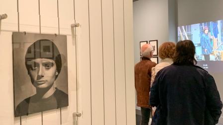 Inicio de la exposición 'Le Paris d'Agnès Varda de-ci, de-là' en el Museo Carnavalet de la Historia de París, con una fotografía de una joven Varda