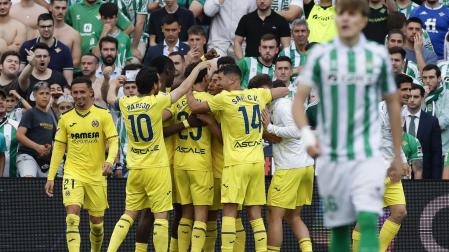 Ayoze Pérez celebra el gol junto a sus compañeros del Villarreal