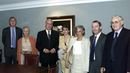 Encuentro en 2002 con el escritor en el marco de la conferencia que ofreció en Navarra Foro XXI. De izquierda a derecha Demetrio Martínez de Azagra e Isabel García Tuñón, del consejo de administración de La Información, Mario Vargas Llosa, Inés Artajo, subdirectora en aquel momento de Diario de Navarra; Virgilio Sagüés, del consejo de La Información, y su esposa Elena Rodríguez; y Julio Martínez Torres, director del periódico.