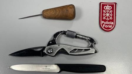 Armas intervenidas este fin de semana por la Policía Foral. El cuchillo negro es el utilizado por el joven de 15 años detenido